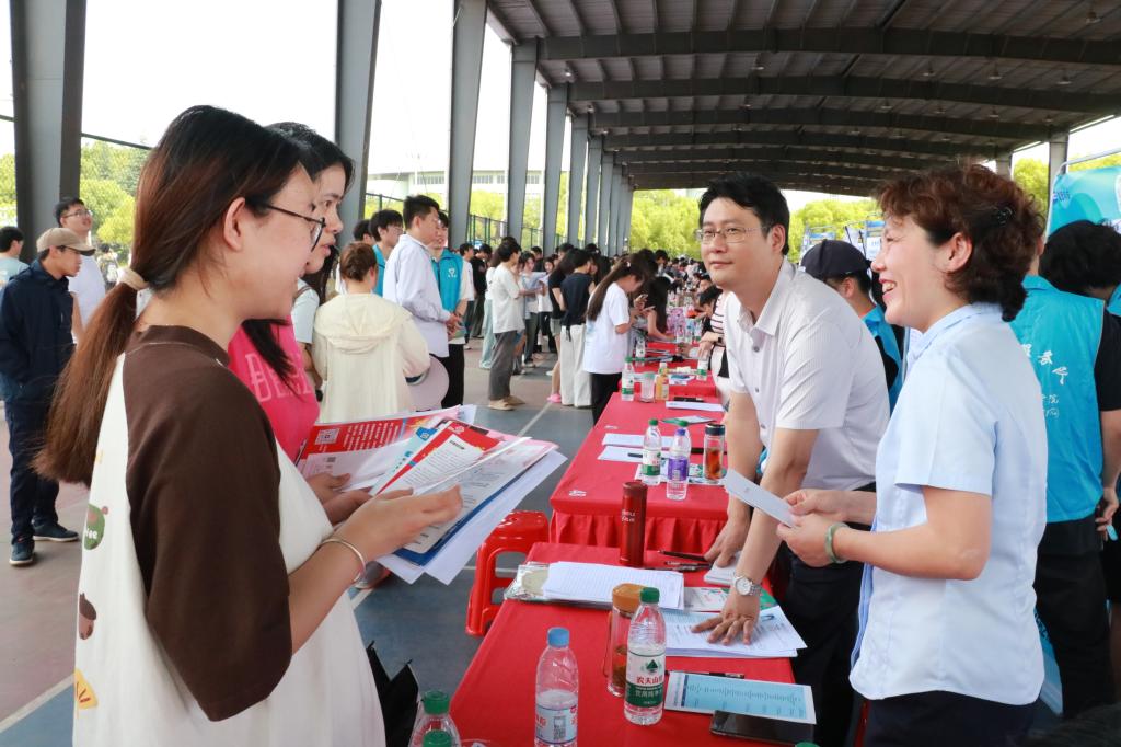 安徽财贸职业学院成功举办安徽省2025年财经类(高职专科)就业市场暨安徽财贸职业学院就业(实习)双选会 安徽财贸职业学院成功举办安徽省2025年财经类(高职专科)就业市场暨安徽财贸职业学院就业(实习)双选会