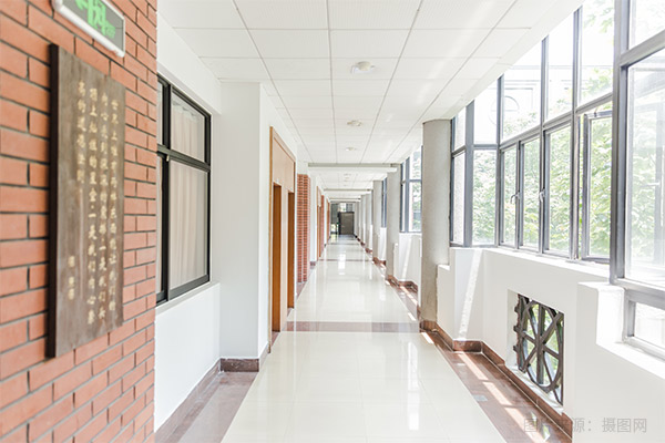 1.福建春考填报志愿时，专业和学校哪个更重要？