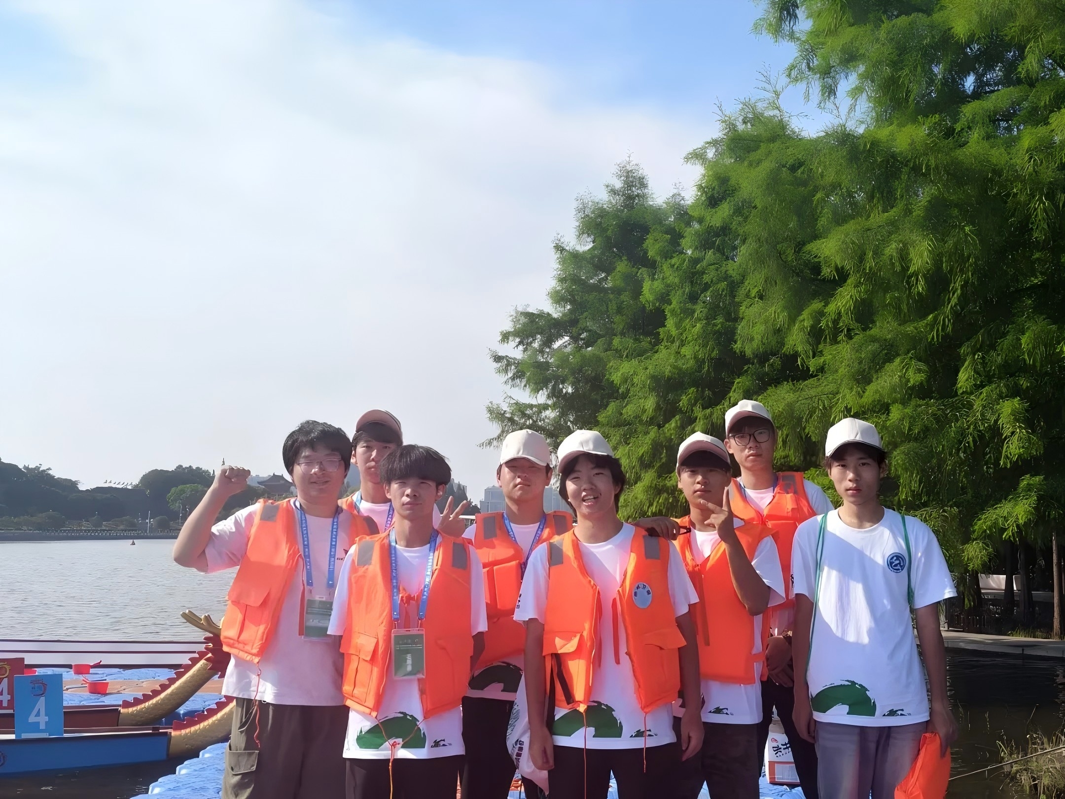 超燃!200余名长江艺术工程职业学院“志愿红”护航龙舟赛,快来为他们点赞!