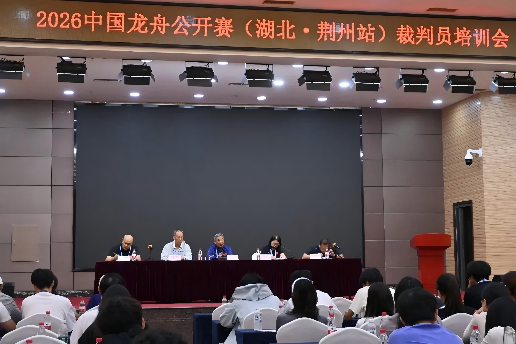 超燃!200余名长江艺术工程职业学院“志愿红”护航龙舟赛,快来为他们点赞!