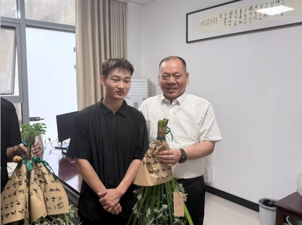 粽香艾意迎端午 温情相伴暖人心—襄阳汽车职业技术学院智能建造学院开展端午节“党员三个一”活动