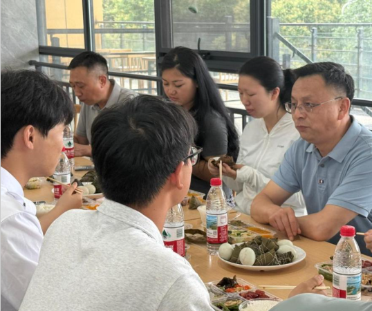 情系学子迎端午 暖心陪餐话成长——襄阳汽车职业技术学院党委书记与学子共度温情时光